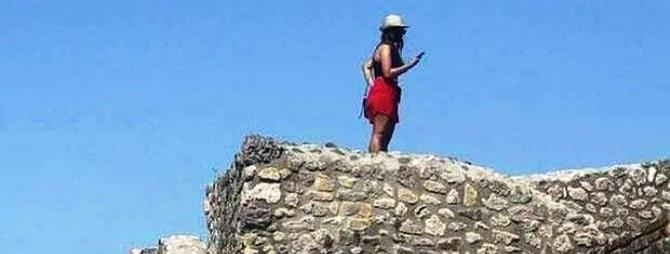 Felmászott Pompejiben egy épület tetejére egy turista, mert szelfizni akart
