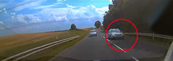 Jogosítvány nélkül, forgalomból kivont autóval, 150-nel előztek rendőröket – videó Jogosítvány nélkül, forgalomból kivont autóval, 150-nel előztek rendőröket – videó