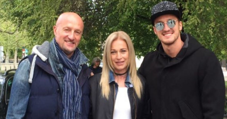 A nő, aki Marco Rossi mögött áll