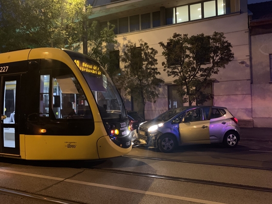 Autóval ütközött a 19-es villamos Autóval ütközött a 19-es villamos