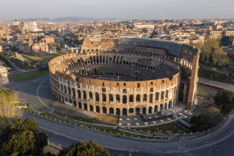 Belevéste a nevét egy turista a Colosseum egyik oszlopába