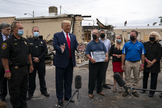 Donald Trump belső terrorizmushoz hasonlította az erőszakos radikális baloldali zavargásokat Kenoshában Donald Trump belső terrorizmushoz hasonlította az erőszakos radikális baloldali zavargásokat Kenoshában