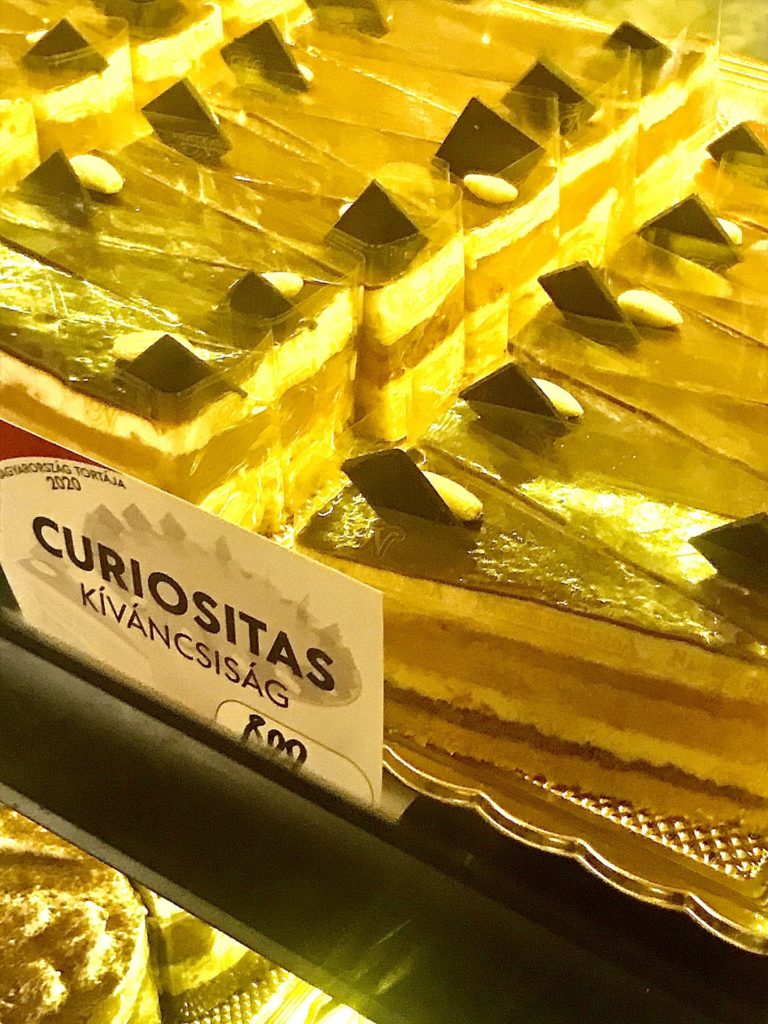 Elsőre szürreális, de nagyon ütős az ország tortája