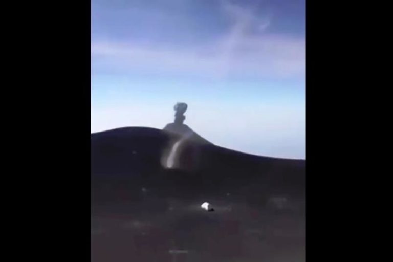 Épp egy porördögöt filmeztek, amikor mögötte kitört a vulkán – videó Épp egy porördögöt filmeztek, amikor mögötte kitört a vulkán – videó