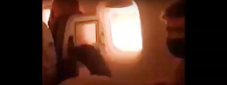 Lángolt a repülő hajtóműve felszállás közben – videó Lángolt a repülő hajtóműve felszállás közben – videó