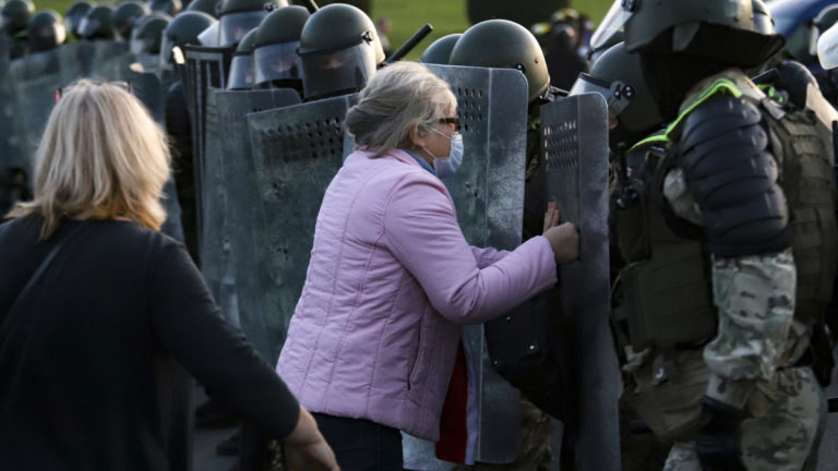 Női tüntetés kezdődött Minszkben, akcióba léptek a rendőrök Női tüntetés kezdődött Minszkben, akcióba léptek a rendőrök