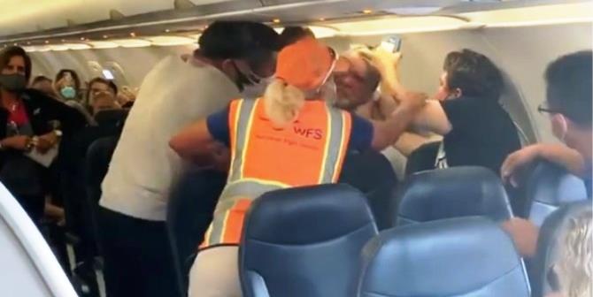 Agyba-főbe vertek egy férfit egy repülőn a maszkviselés hiánya miatt – videó Agyba-főbe vertek egy férfit egy repülőn a maszkviselés hiánya miatt – videó