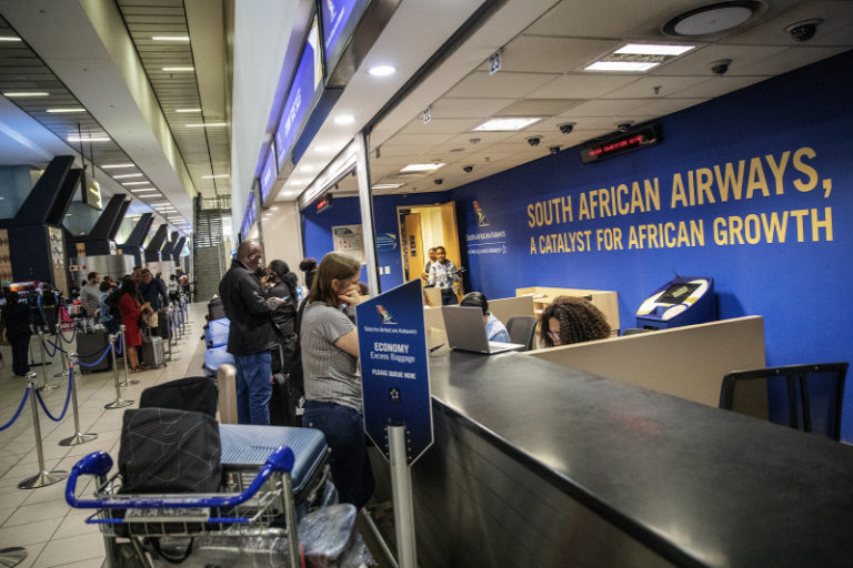 Fél év után nyitja meg határait Dél-Afrika a légi közlekedés számára Fél év után nyitja meg határait Dél-Afrika a légi közlekedés számára