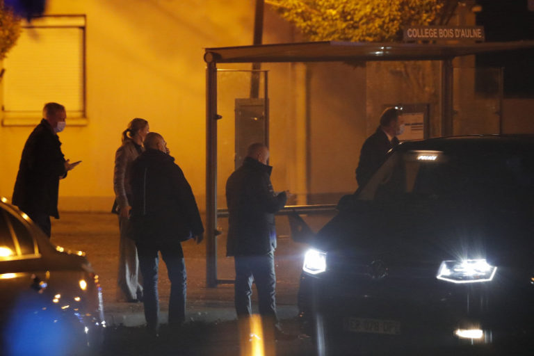 Hét ember ellen emelhetnek vádat a tanár lefejezése miatt Franciaországban Hét ember ellen emelhetnek vádat a tanár lefejezése miatt Franciaországban