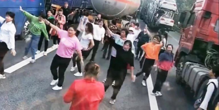 Kínai nők táncolnak egy autópályán a közlekedési dugóban – videó Kínai nők táncolnak egy autópályán a közlekedési dugóban – videó