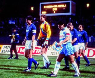 FFT: Maradona Budapesten – Amikor leszállt közénk az isteni Diego – FFT: Maradona Budapesten – Amikor leszállt közénk az isteni Diego –
