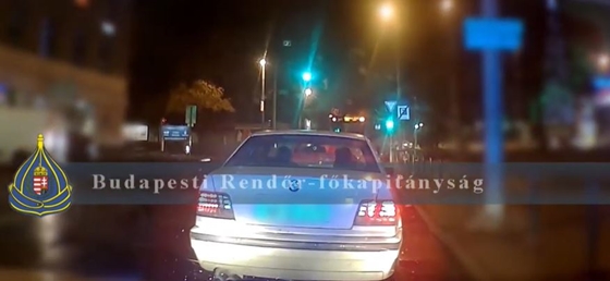 Pont a rendőrök előtt driftelt egy autós Újlipótvárosban, mehetett haza gyalog Pont a rendőrök előtt driftelt egy autós Újlipótvárosban, mehetett haza gyalog