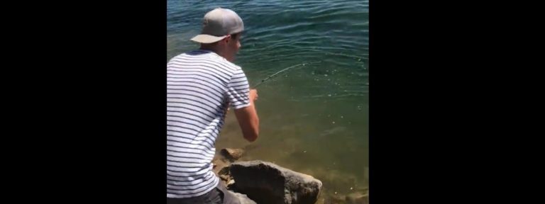 Egyszerre két halat is fogott a horgász – videó
